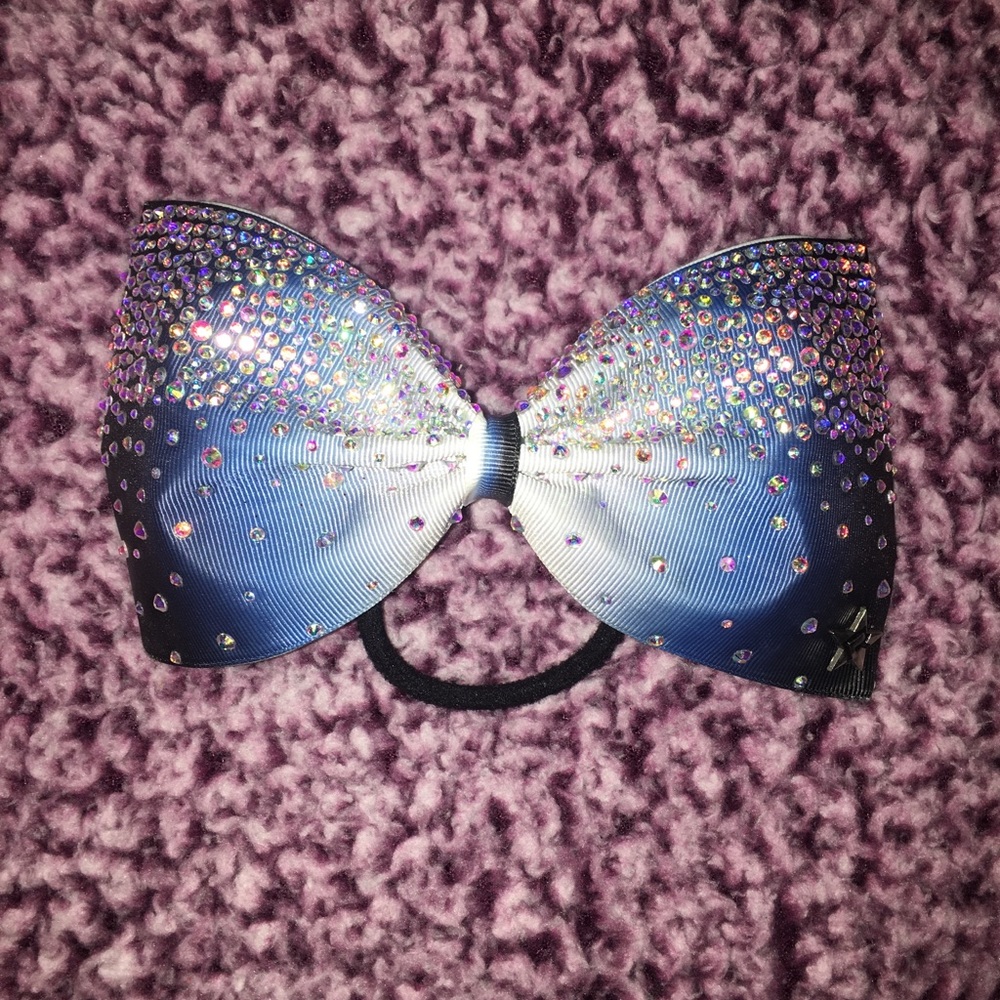 Cheer bow